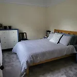 Cheerful And Spacious 4-bedroom Σπίτι διακοπών *