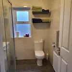 Cheerful And Spacious 4-bedroom Σπίτι διακοπών *