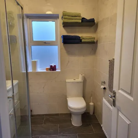 Cheerful And Spacious 4-bedroom Hébergement de vacances *