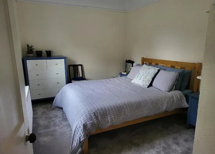 Cheerful And Spacious 4-bedroom Дом отдыха *