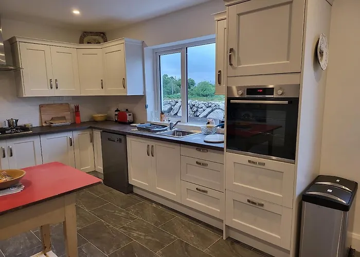 Cheerful And Spacious 4-bedroom Дом отдыха