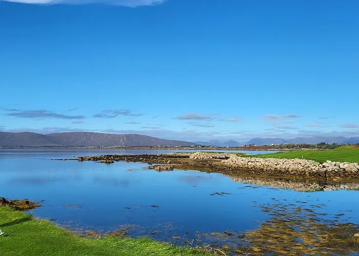 Hébergement de vacances Cheerful And Spacious 4-bedroom *